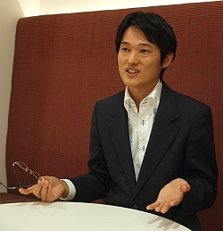 小久保 卓 氏