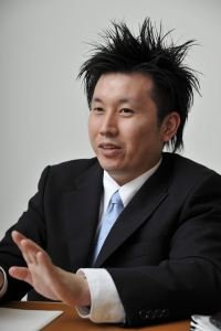 日下部明氏