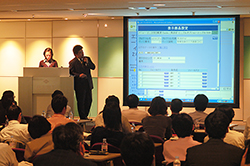 オペレータをした住友電工情報システム ビジネスソリューション開発部 山田 歩美氏と山下 哲郎氏によるデモの様子