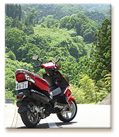 赤い色と独特のフォルムのPGO社のG-MAX150。うーん、格好いい