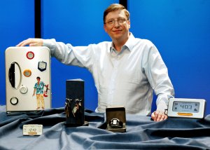 COMDEX Fall 2002でSPOTを発表するビル・ゲイツ氏