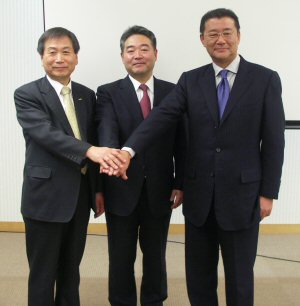 握手する3社の首脳
