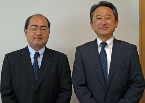マカフィー CSB事業本部 取締役 事業本部長 大岩憲三氏(左)/マカフィー技術本部 モバイルエンジニアリング プログラムマネージャ 石川克也氏(右)