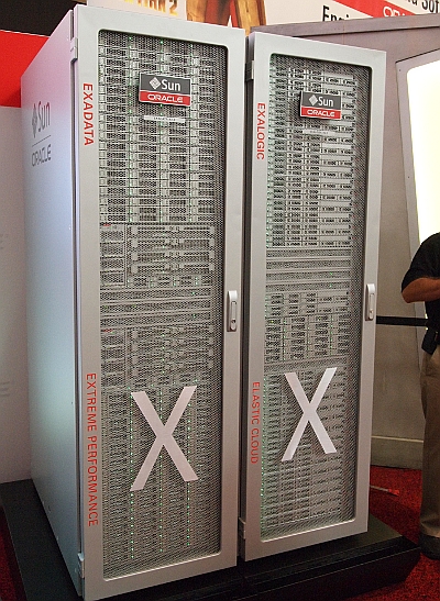 会場に展示されていたExadata（左）とExalogic（右）