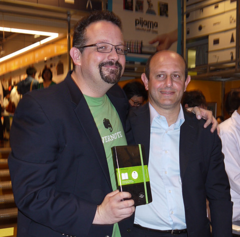 Evernote CEO フィル・リービン氏（左）とMoleskine Asia Ltd. 代表 アレッサンドロ・ファソーリ氏（右）